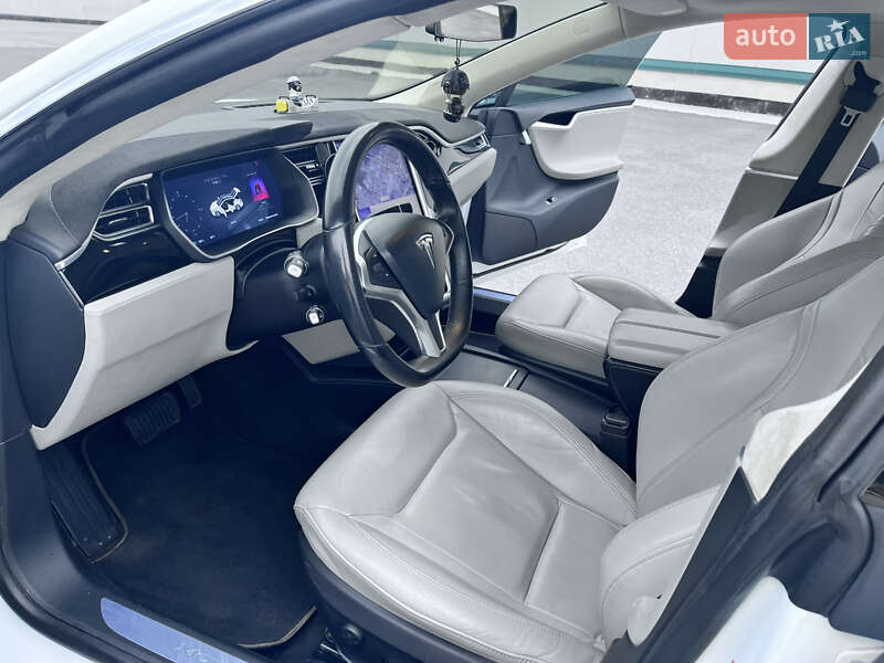 Лифтбек Tesla Model S 2015 в Виннице