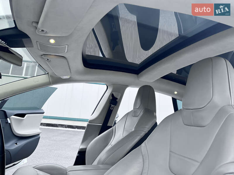 Лифтбек Tesla Model S 2015 в Виннице