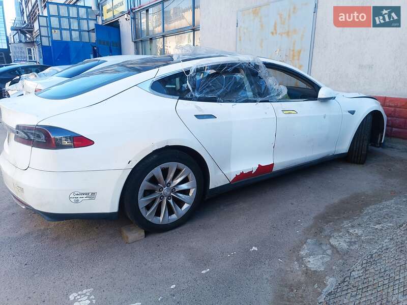 Лифтбек Tesla Model S 2014 в Львове