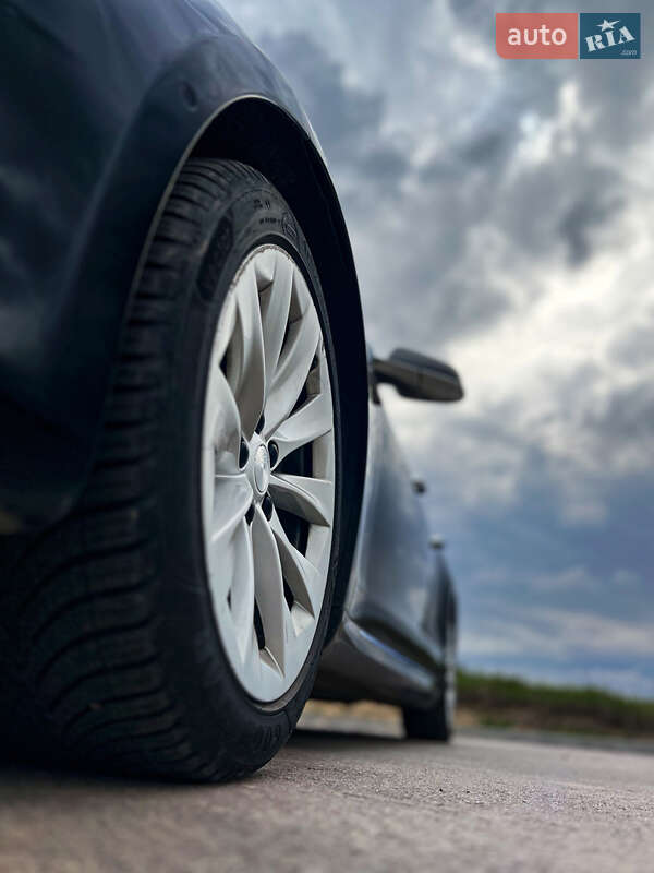 Лифтбек Tesla Model S 2017 в Ровно