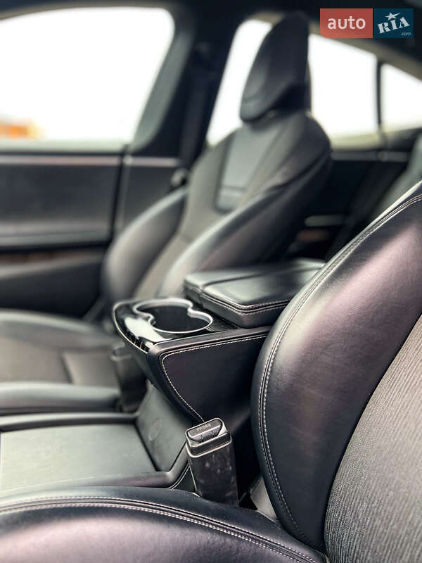 Лифтбек Tesla Model S 2017 в Ровно