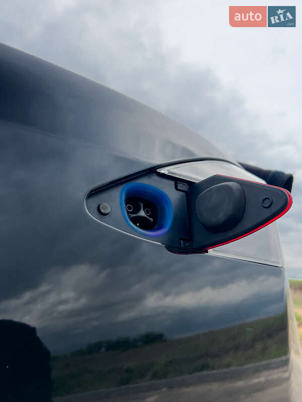 Ліфтбек Tesla Model S 2017 в Рівному