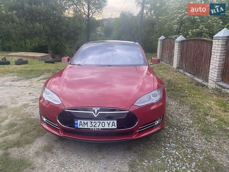 Лифтбек Tesla Model S 2014 в 