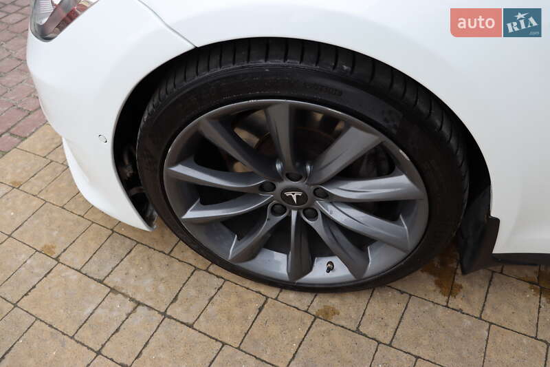 Лифтбек Tesla Model S 2016 в Львове