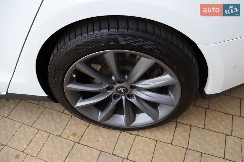 Лифтбек Tesla Model S 2016 в Львове