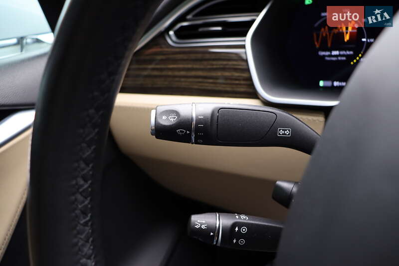 Лифтбек Tesla Model S 2016 в Львове