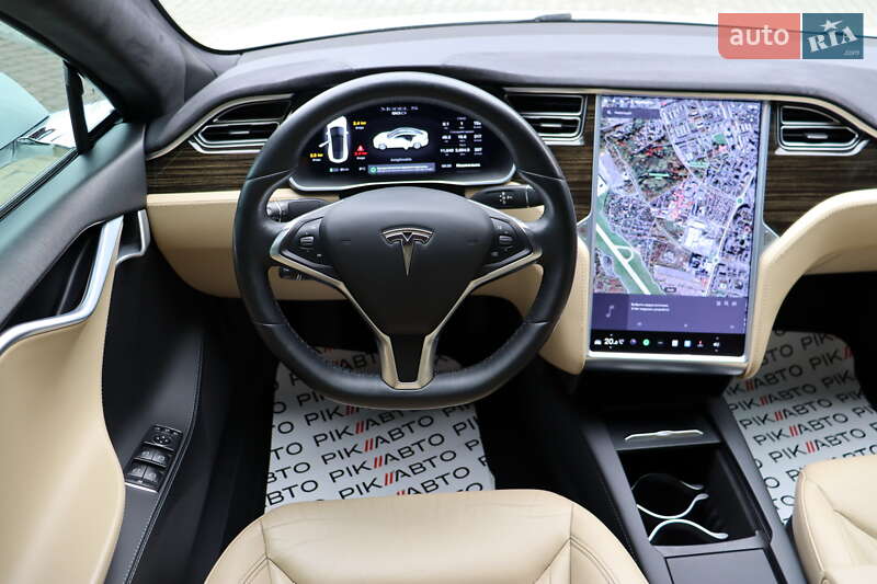Лифтбек Tesla Model S 2016 в Львове
