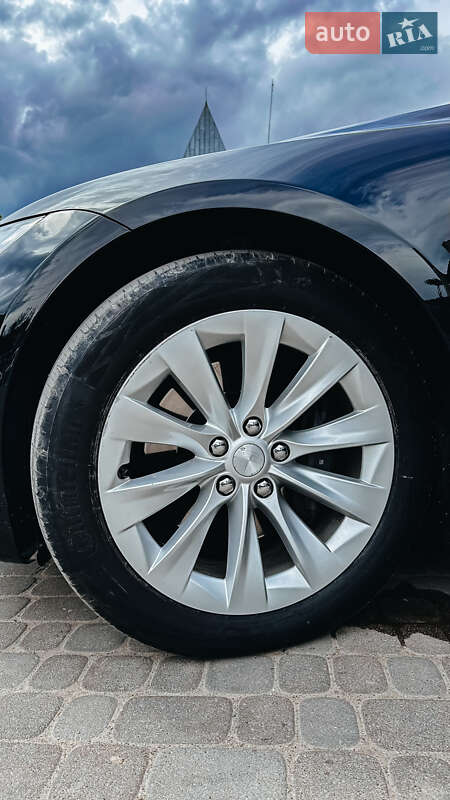 Лифтбек Tesla Model S 2018 в Черновцах