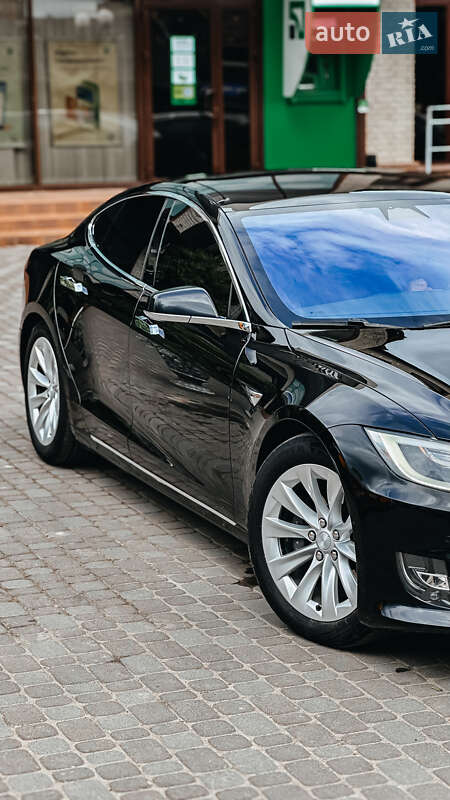 Лифтбек Tesla Model S 2018 в Черновцах