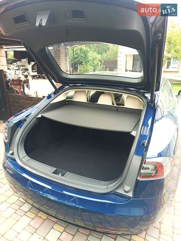 Лифтбек Tesla Model S 2018 в Киеве