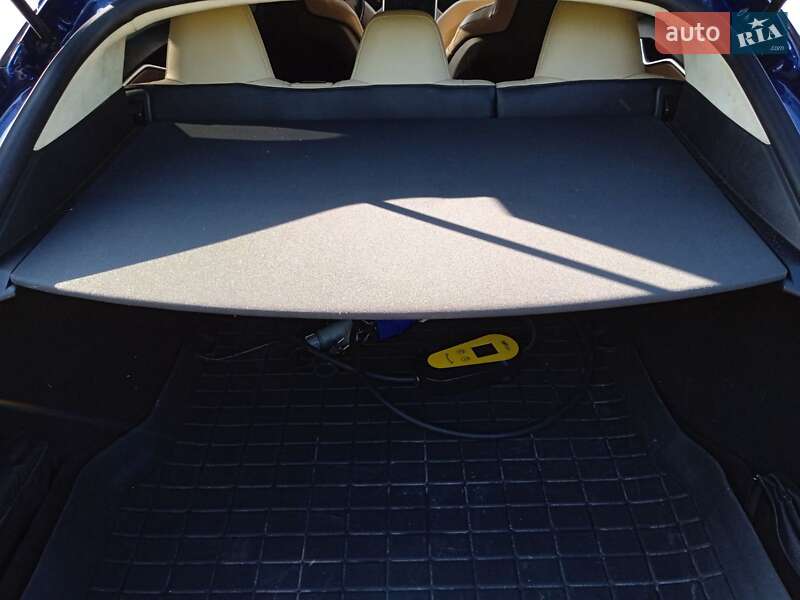 Лифтбек Tesla Model S 2016 в Иваничах