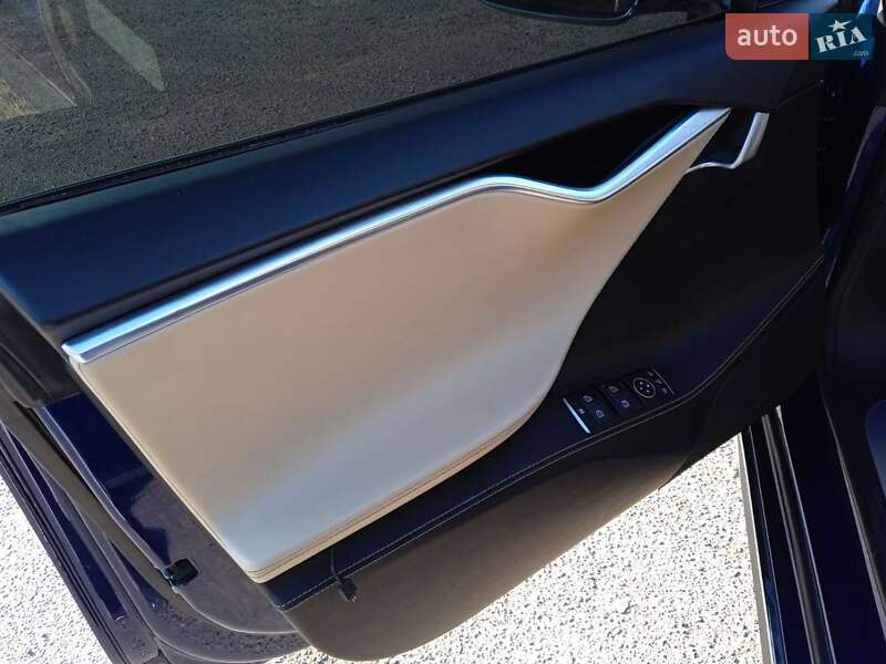 Лифтбек Tesla Model S 2016 в Иваничах