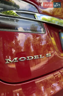 Лифтбек Tesla Model S 2015 в 
