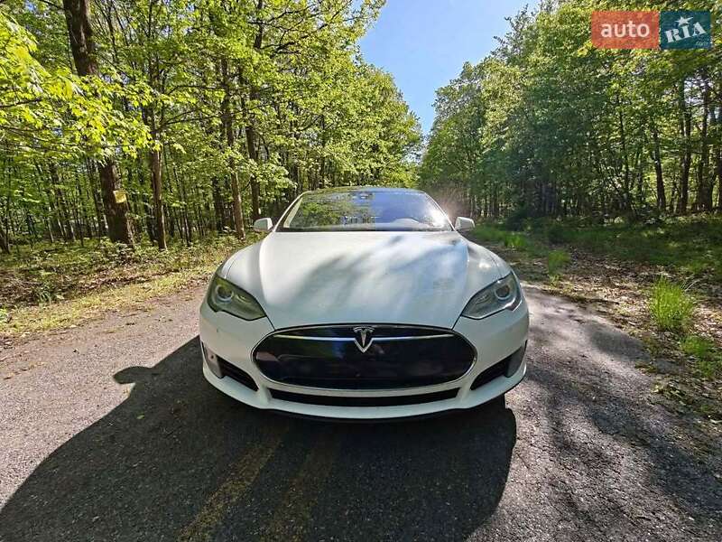 Tesla Model S 2015