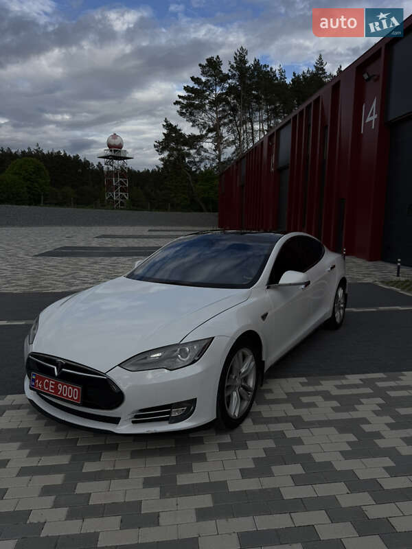 Лифтбек Tesla Model S 2013 в Львове