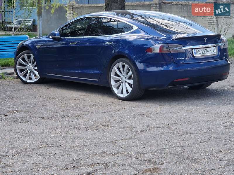 Ліфтбек Tesla Model S 2016 в Дніпрі