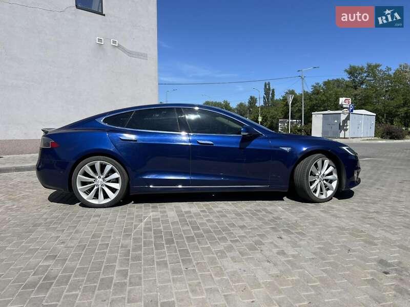 Ліфтбек Tesla Model S 2016 в Дніпрі