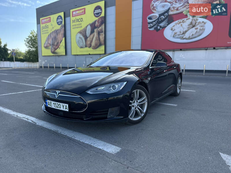 Лифтбек Tesla Model S 2015 в 