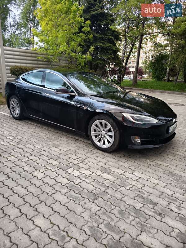 Лифтбек Tesla Model S 2018 в Львове
