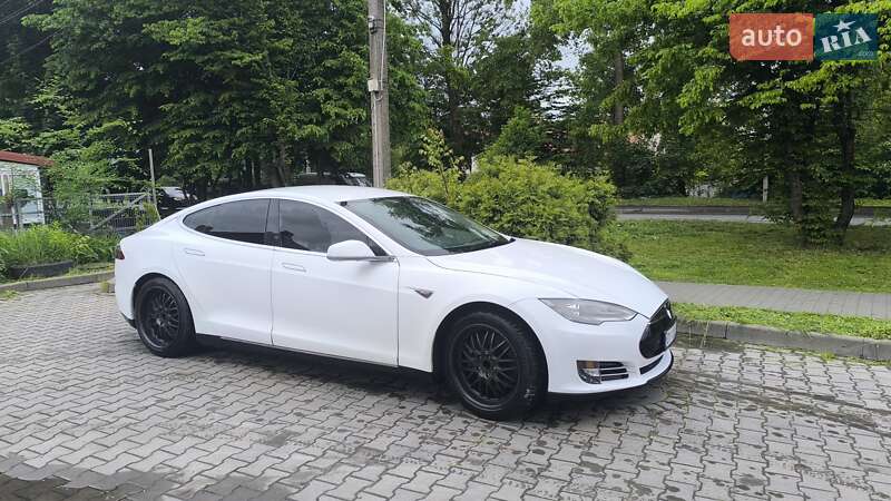Лифтбек Tesla Model S 2012 в 