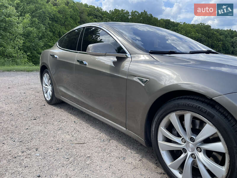 Лифтбек Tesla Model S 2016 в Киеве