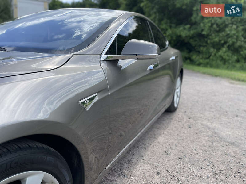 Лифтбек Tesla Model S 2016 в Киеве