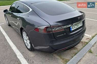 Лифтбек Tesla Model S 2015 в 