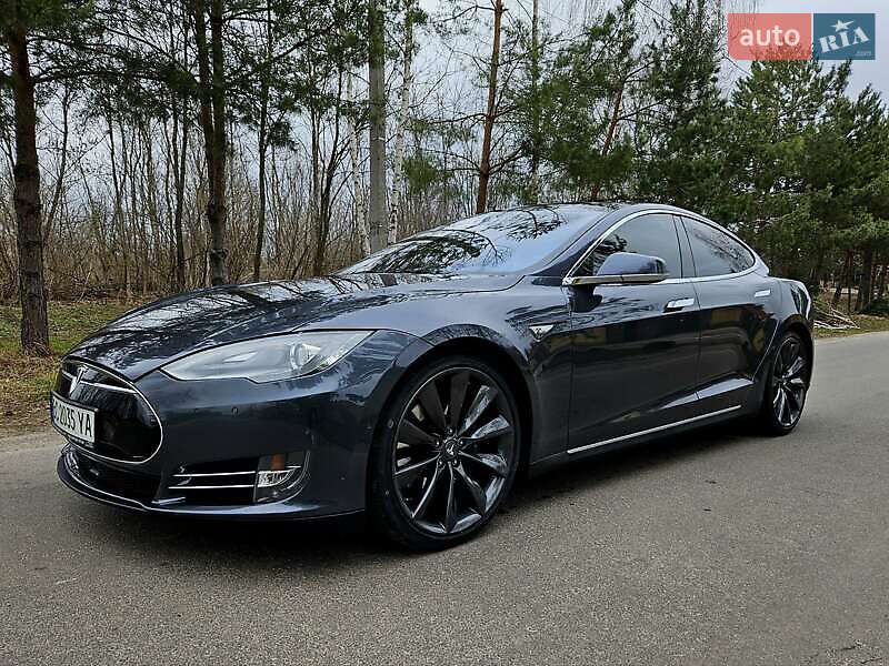 Лифтбек Tesla Model S 2015 в 