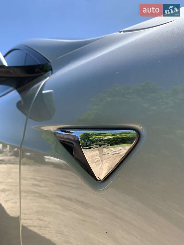Ліфтбек Tesla Model S 2017 в Львові