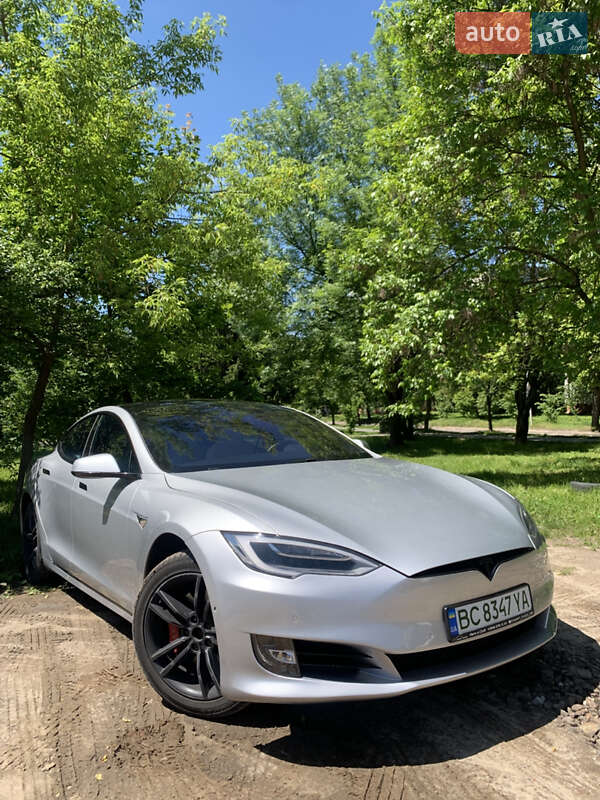 Ліфтбек Tesla Model S 2017 в Львові