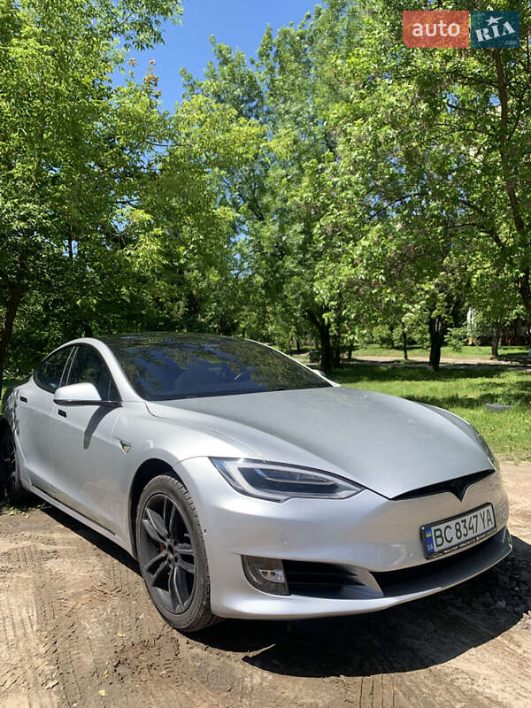 Ліфтбек Tesla Model S 2017 в Львові