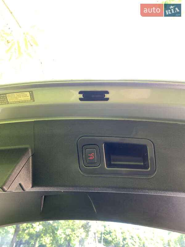 Ліфтбек Tesla Model S 2017 в Львові