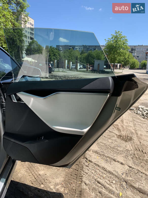 Ліфтбек Tesla Model S 2017 в Львові