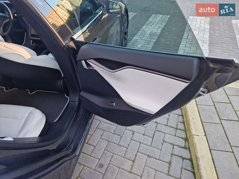 Лифтбек Tesla Model S 2018 в Львове