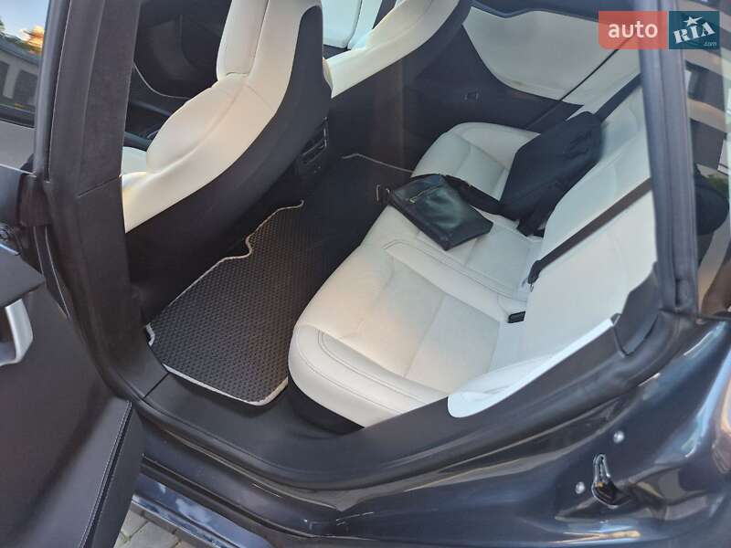 Лифтбек Tesla Model S 2018 в Львове