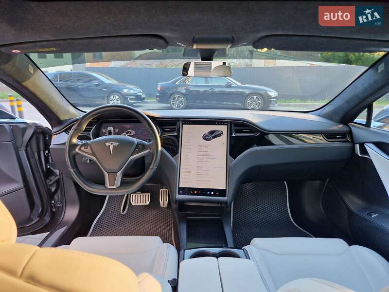 Лифтбек Tesla Model S 2018 в Львове