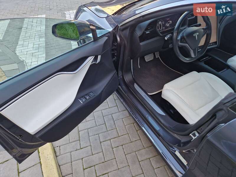 Лифтбек Tesla Model S 2018 в Львове