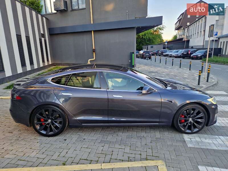 Лифтбек Tesla Model S 2018 в Львове