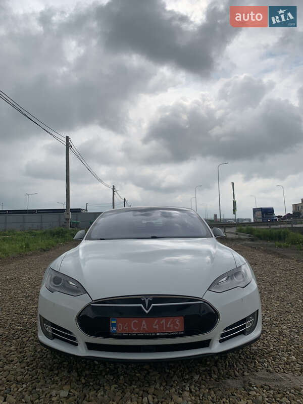 Лифтбек Tesla Model S 2015 в Львове