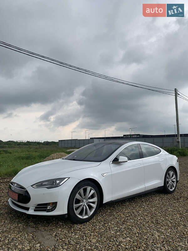 Лифтбек Tesla Model S 2015 в Львове