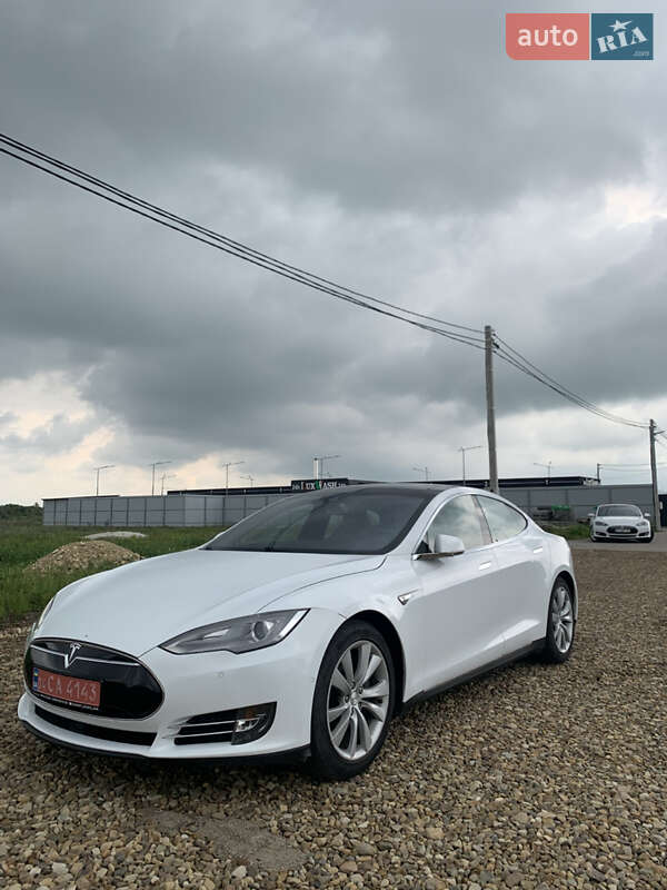 Лифтбек Tesla Model S 2015 в Львове