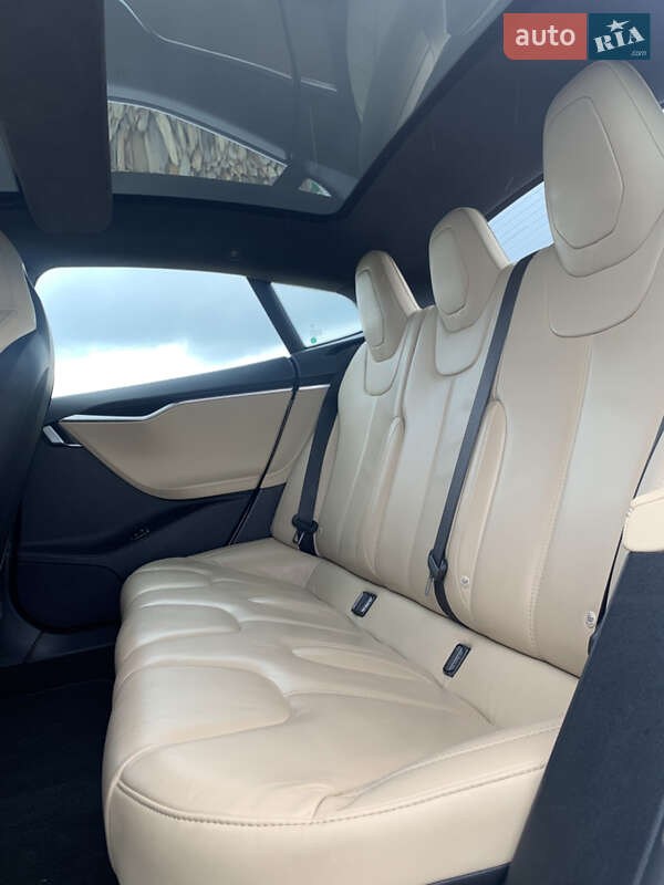 Лифтбек Tesla Model S 2015 в Львове