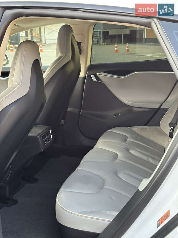Лифтбек Tesla Model S 2013 в Коломые