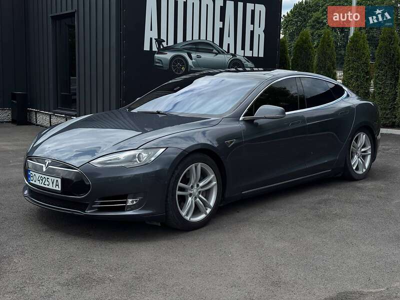 Лифтбек Tesla Model S 2013 в 