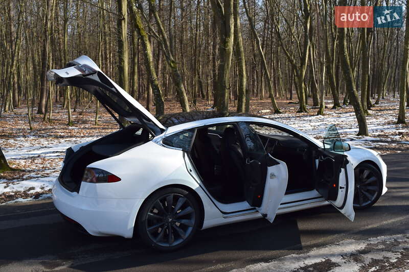 Ліфтбек Tesla Model S 2016 в Луцьку