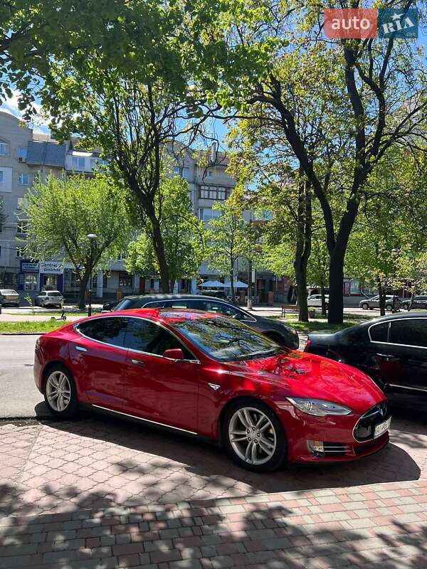 Tesla Model S 2015