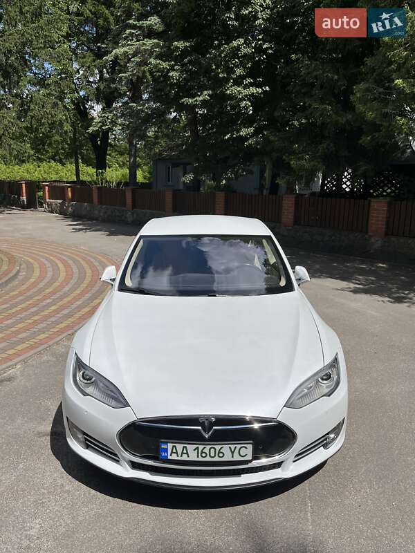 Лифтбек Tesla Model S 2015 в Киеве