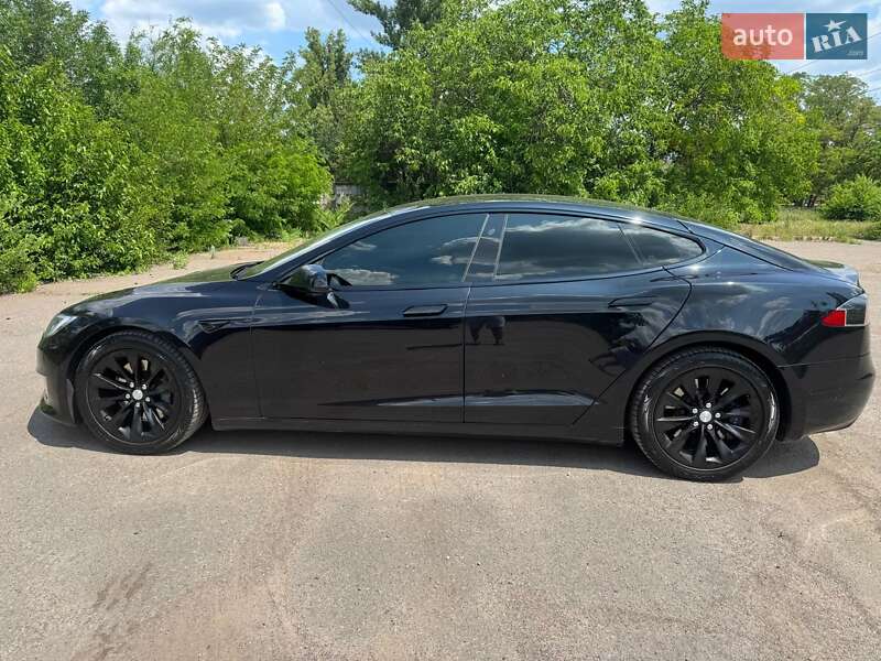 Лифтбек Tesla Model S 2017 в Кривом Роге