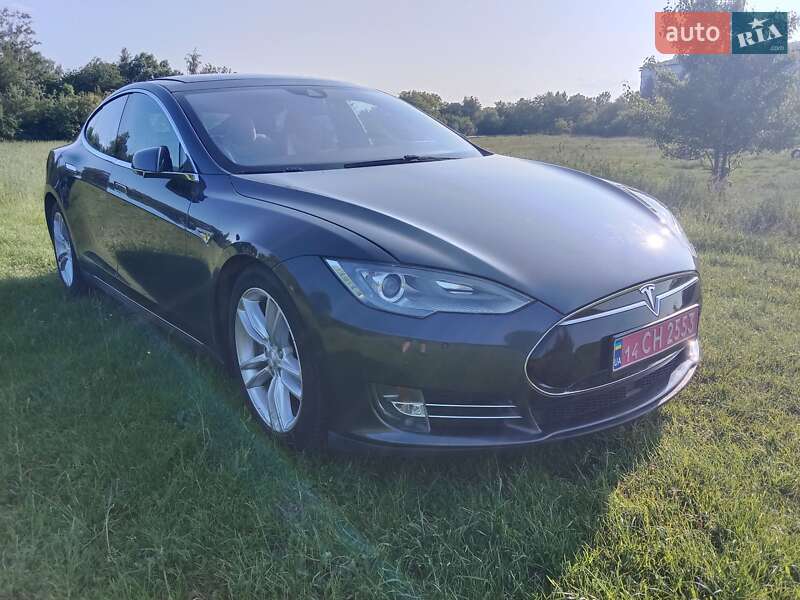 Лифтбек Tesla Model S 2015 в Ивано-Франковске
