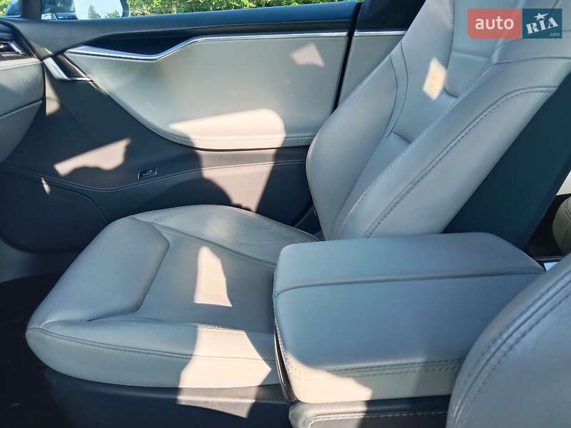 Лифтбек Tesla Model S 2015 в Ивано-Франковске